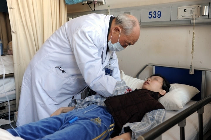 瑞金醫(yī)院終身教授王振義在上海瑞金醫(yī)院為病人看?。ㄙY料照片）。 新華社發(fā)