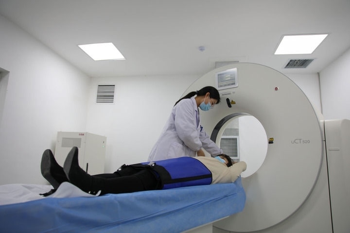 2023年3月2日，安徽省合肥市包河區(qū)煙墩街道社區(qū)衛(wèi)生服務中心的醫(yī)護人員為患者進行CT檢查。 新華社記者 曹力 攝