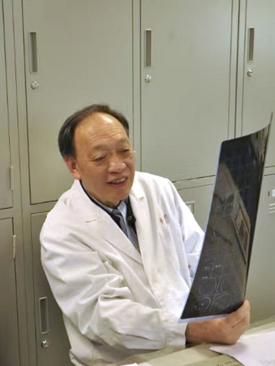 復旦大學附屬華山醫(yī)院感染科終身教授翁心華在工作（資料照片）。 新華社發(fā)