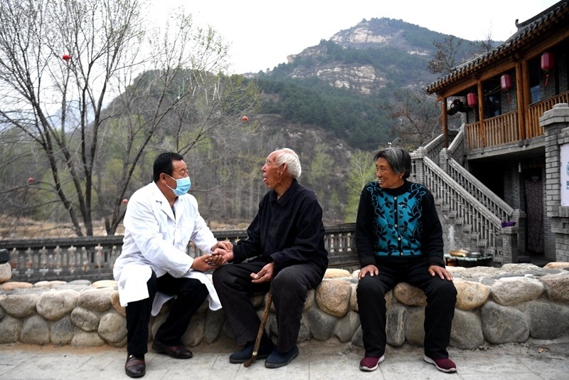 2020年4月15日，在河北阜平縣龍泉關(guān)鎮(zhèn)駱駝灣村，村醫(yī)霍建國(guó)為村民把脈。