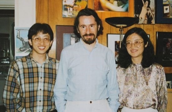 1992年，朱銳（左）赴美國杜蘭大學(xué)攻讀心靈哲學(xué)與認(rèn)知科學(xué)，師從心靈哲學(xué)和認(rèn)知科學(xué)家Radu Bogdan（中），右為朱銳師姐、北師大教授田平。