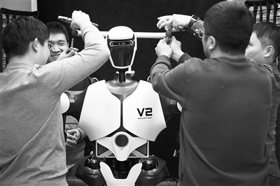 科研人員在調(diào)試機器人。新華社記者 金立旺攝