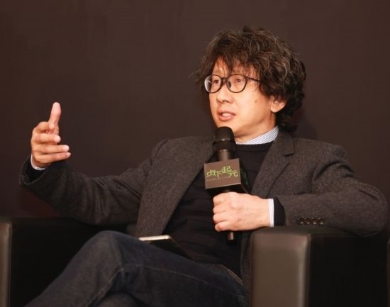 在學(xué)術(shù)論壇上發(fā)言的朱銳。（受訪者供圖）