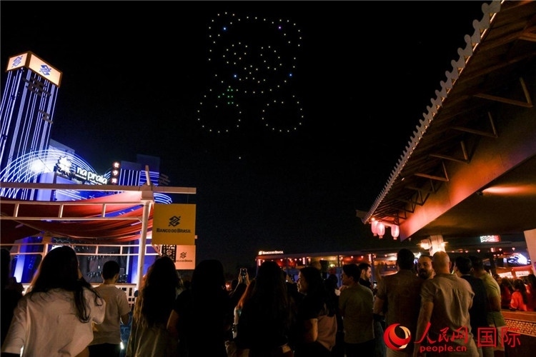 當(dāng)?shù)孛癖娪^看無(wú)人機(jī)表演。人民網(wǎng)記者 宋亦然攝