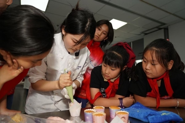 一日營首發(fā)團(tuán)探訪技能大師工作室并現(xiàn)場開展實踐體驗活動。徐匯區(qū)總工會供圖