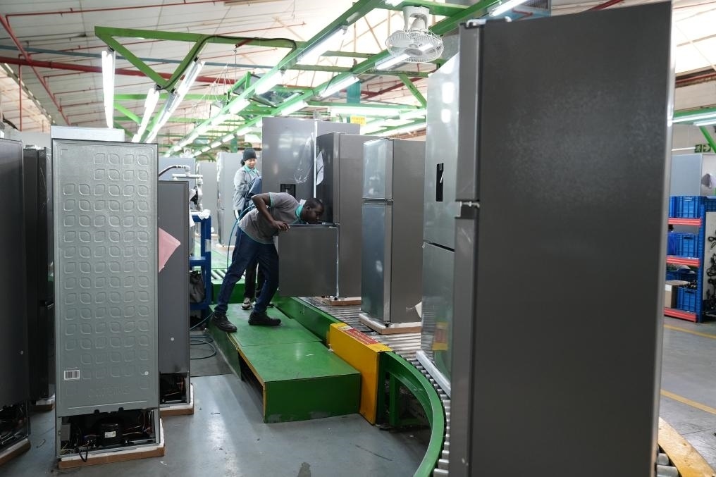 8月14日，在南非開普敦，當?shù)貑T工在海信南非工業(yè)園的冰箱生產(chǎn)線上工作。新華社記者王雷攝