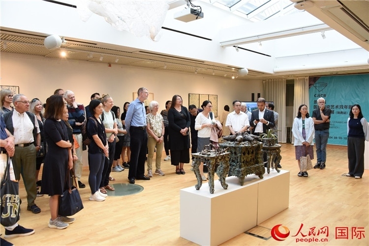 來賓參觀展覽作品。人民網(wǎng)記者 殷淼攝