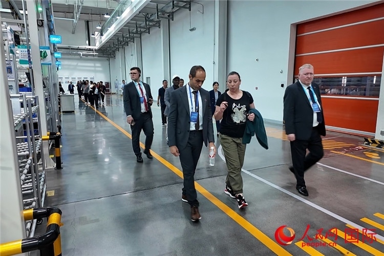 駐華外交官和國際組織駐華代表參觀億華通動(dòng)力科技有限公司生產(chǎn)車間。人民網(wǎng)記者 方童攝