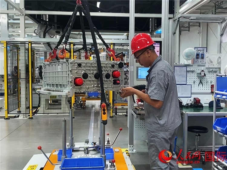 技術(shù)人員進(jìn)行系統(tǒng)化測(cè)試。人民網(wǎng)記者 于洋攝