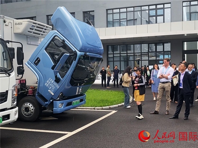 于民向駐華外交官和國際組織駐華代表介紹燃料電池車型。人民網(wǎng)記者 于洋攝