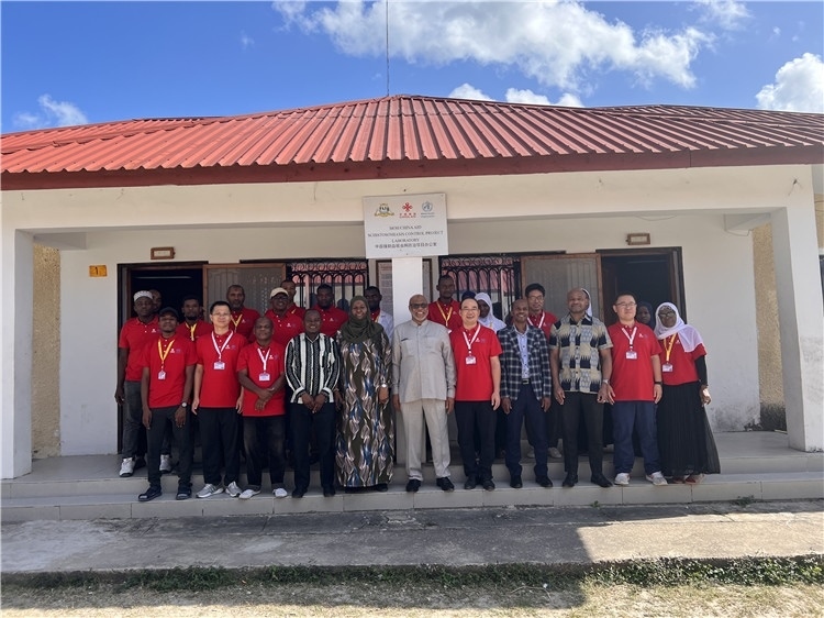 坦桑尼亞桑給巴爾衛(wèi)生部部長(zhǎng)馬茲伊與中方專家組及非方工作人員合影。專家組供圖