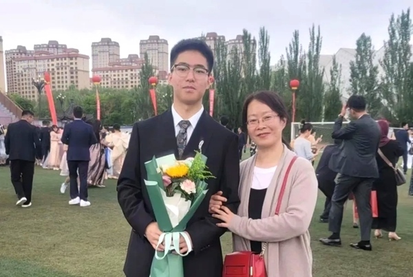 劉傲寒和媽媽合影。北航供圖