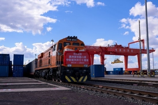 2023年9月20日，一列中歐班列行駛在內(nèi)蒙古滿洲里站貨運(yùn)車間集裝箱場。作為我國向北開放的“橋頭堡”、中歐班列“東通道”的重要口岸，滿洲里鐵路口岸不斷加大中歐班列通道能力建設(shè)，進(jìn)一步提升運(yùn)輸效率和品質(zhì)