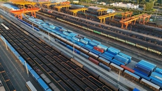 這是2024年8月14日在黑龍江綏芬河鐵路口岸集裝箱換裝場拍攝的集裝箱換裝作業(yè)現(xiàn)場（無人機(jī)照片）。今年前七個月，綏芬河鐵路口岸開行中歐班列573列，運(yùn)量達(dá)55246標(biāo)箱，同比分別增長23%和18%，班列數(shù)量持續(xù)保持高位運(yùn)行。