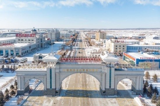 這是2024年1月31日拍攝的中國（黑龍江）自由貿(mào)易試驗(yàn)區(qū)黑河片區(qū)（無人機(jī)照片）。五年來，中國（黑龍江）自由貿(mào)易試驗(yàn)區(qū)將“試驗(yàn)田”種成“高產(chǎn)田”，以全省萬分之三的面積，貢獻(xiàn)了全省約五分之一的實(shí)際使用外資和七分之一的外貿(mào)進(jìn)出口，在對外合作、降低物流成本、培育特色產(chǎn)業(yè)和新業(yè)態(tài)新模式等方面深入探索，成功產(chǎn)出超過300項(xiàng)制度創(chuàng)新成果。