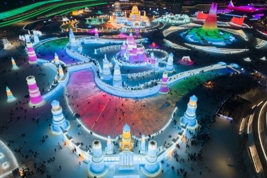 2024年1月1日，來自世界各地的游客在哈爾濱冰雪大世界園區(qū)內(nèi)游玩（無人機(jī)照片）。