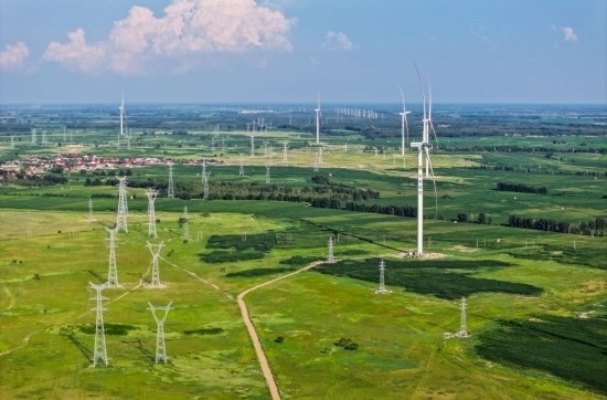 這是2024年7月19日拍攝的內(nèi)蒙古通遼238萬千瓦風(fēng)電項(xiàng)目（無人機(jī)照片）。此項(xiàng)目每年可將75億千瓦時清潔電能經(jīng)扎魯特—青州±800（千伏）直流特高壓外送通道送至山東地區(qū)消納，相當(dāng)于滿足受端地區(qū)超過300萬戶居民家庭用電需求，節(jié)約標(biāo)煤261萬噸，減少二氧化碳排放634萬噸。