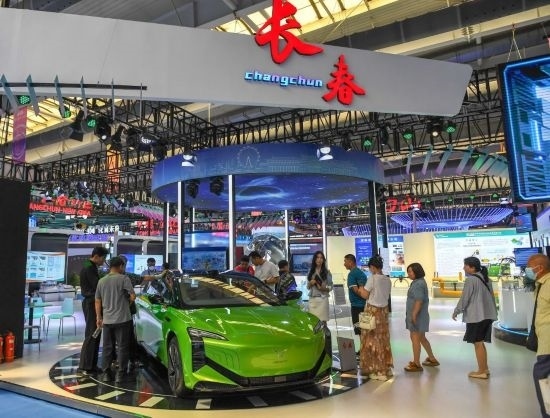 2023年8月23日，人們在第十四屆中國—東北亞博覽會上參觀一汽紅旗新能源車型。
