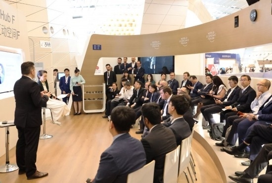 2024年6月26日，嘉賓在第十五屆夏季達(dá)沃斯論壇主會場——遼寧大連國際會議中心參與互動討論。