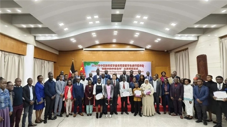 與會(huì)嘉賓和留學(xué)生們合影留念。中國駐肯尼亞大使館供圖