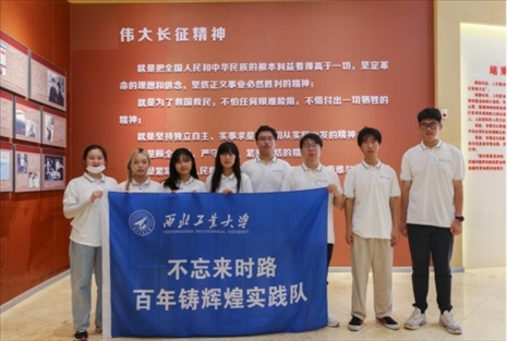 實踐隊員學(xué)習(xí)長征精神。學(xué)校供圖