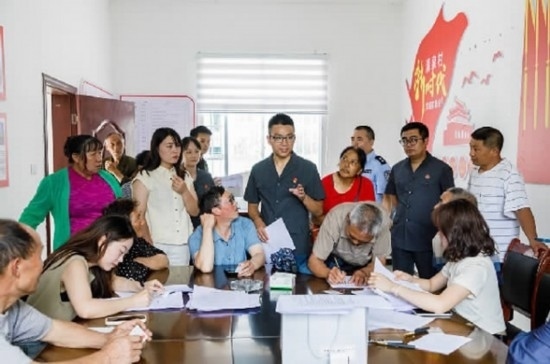 圖為2024年8月6日，重慶市奉節(jié)縣人民法院興隆人民法庭庭長費明軍（中）在做調(diào)解工作。蹇懿 攝