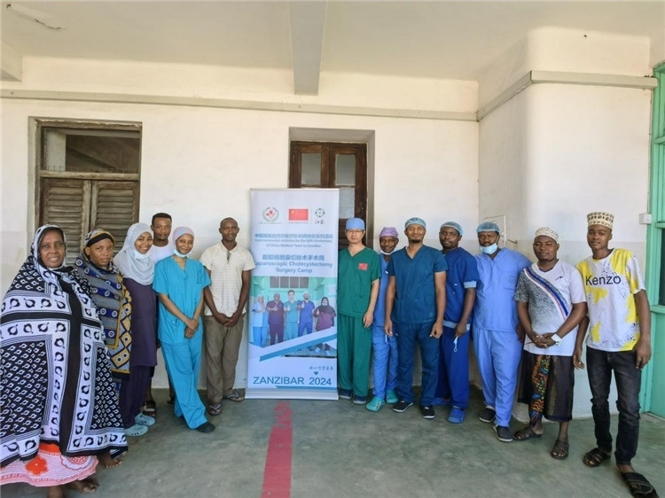 隊(duì)長(zhǎng)蔣國(guó)慶（右七）和手術(shù)醫(yī)生、部分患者合影。中國(guó)援桑醫(yī)療隊(duì)供圖