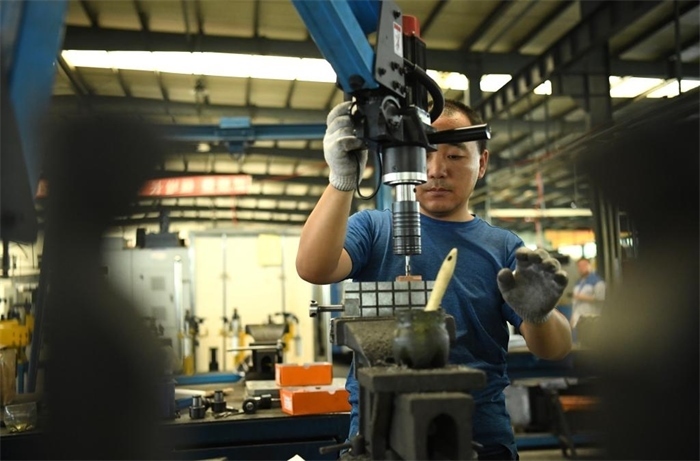 2024年7月30日，在長春吉林通用機(jī)械（集團(tuán)）有限責(zé)任公司模具裝配生產(chǎn)線，鉗工在進(jìn)行攻絲操作。近年來，吉林通用機(jī)械（集團(tuán)）有限責(zé)任公司通過數(shù)字化改造、智能化升級提高生產(chǎn)效率，提升產(chǎn)業(yè)競爭力，已成為全球鋁加工汽車輕量化零部件知名供應(yīng)商，為奧迪、大眾、寶馬、奔馳、保時(shí)捷等多家品牌主機(jī)廠供應(yīng)零件。新華社記者柳文惠攝