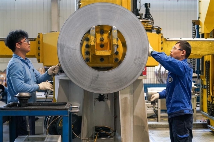 2023年3月16日，工人在位于太倉市高新區(qū)的威爾斯新材料（太倉）有限公司生產(chǎn)車間內(nèi)進(jìn)行加工作業(yè)。新華社記者李博攝