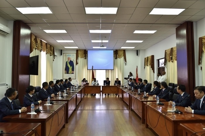 當(dāng)?shù)貢r(shí)間8月20日，圭亞那總統(tǒng)伊爾凡·阿里在圭亞那首都喬治敦鐘阿瑟會(huì)議中心會(huì)見(jiàn)了即將離任的中國(guó)（江蘇）第19期援圭亞那醫(yī)療隊(duì)。 中國(guó)（江蘇）第19期援圭亞那醫(yī)療隊(duì)供圖