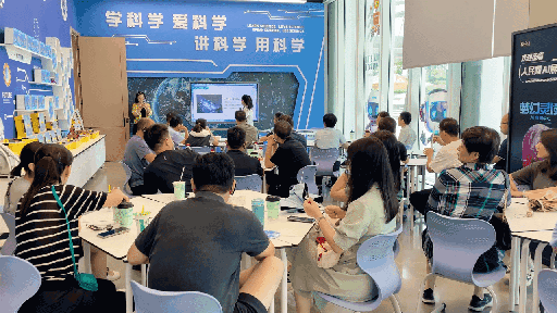 研學(xué)團(tuán)成員在AI研學(xué)培訓(xùn)區(qū)學(xué)習(xí)。人民網(wǎng) 王戰(zhàn)雄攝