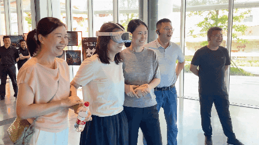 研學(xué)團(tuán)成員正在用VR眼鏡體驗。人民網(wǎng) 王戰(zhàn)雄攝