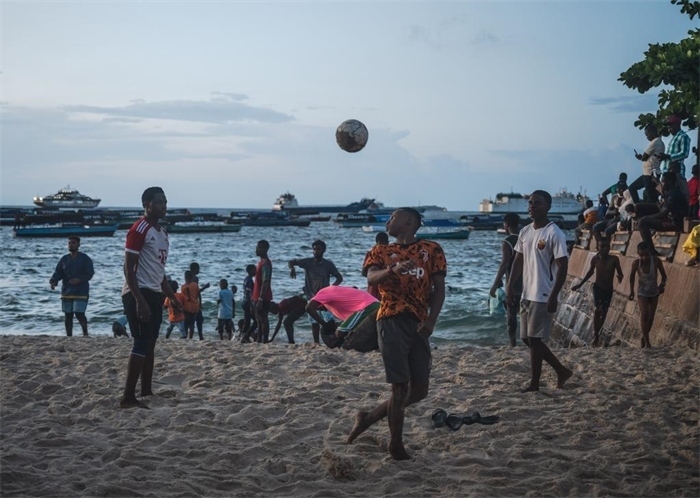 2023年12月31日，人們在坦桑尼亞桑給巴爾島海濱踢球。新華社記者王冠森攝