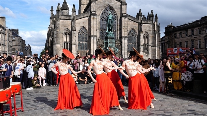 《長(zhǎng)城魂》的演員在愛(ài)丁堡皇家一英里街頭演出。主辦方供圖