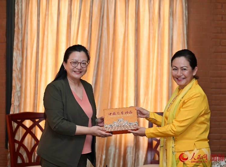 馬珈大使向岱岱楷部長贈送中國特色紀念品。人民網(wǎng)記者 謝佳君攝