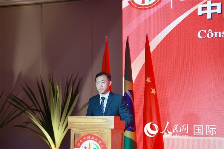 中國(guó)駐里約熱內(nèi)盧代總領(lǐng)事王海濤在典禮中致辭。人民網(wǎng)記者 陳海琪攝