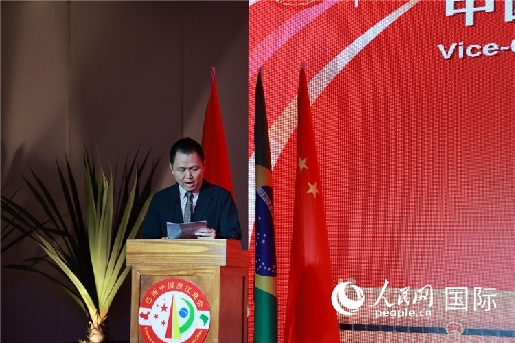 中國(guó)駐里約總領(lǐng)館副總領(lǐng)事王尉育宣讀賀電。人民網(wǎng)記者 陳海琪攝