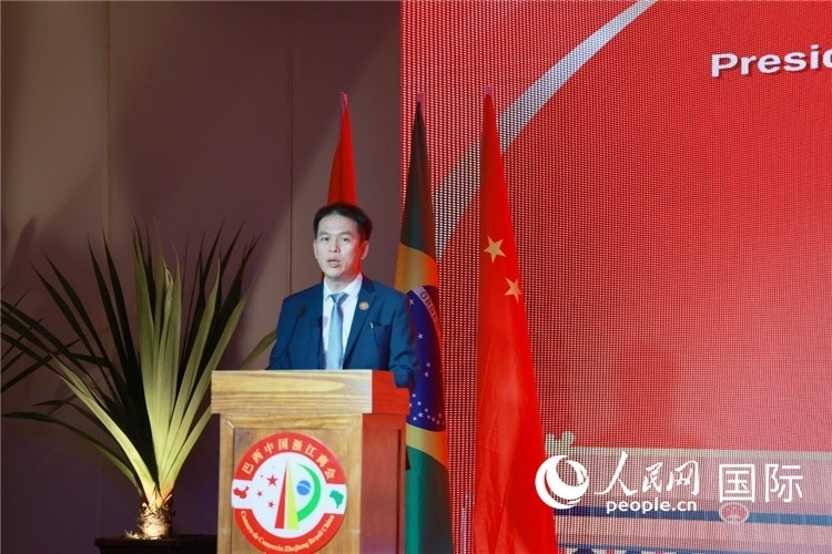 巴西中國(guó)浙江商會(huì)執(zhí)行會(huì)長(zhǎng)陳翔廣宣讀賀電。人民網(wǎng)記者 陳海琪攝