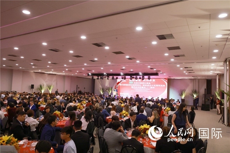 當(dāng)?shù)貢r(shí)間8月24日晚，巴西中國(guó)浙江商會(huì)第六屆理監(jiān)事會(huì)就職典禮在里約熱內(nèi)盧舉行。圖為就職典禮現(xiàn)場(chǎng)。人民網(wǎng)記者 陳海琪攝