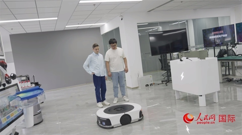 睿樂達(dá)機(jī)器人充電停車場。人民網(wǎng)記者 張榮攝