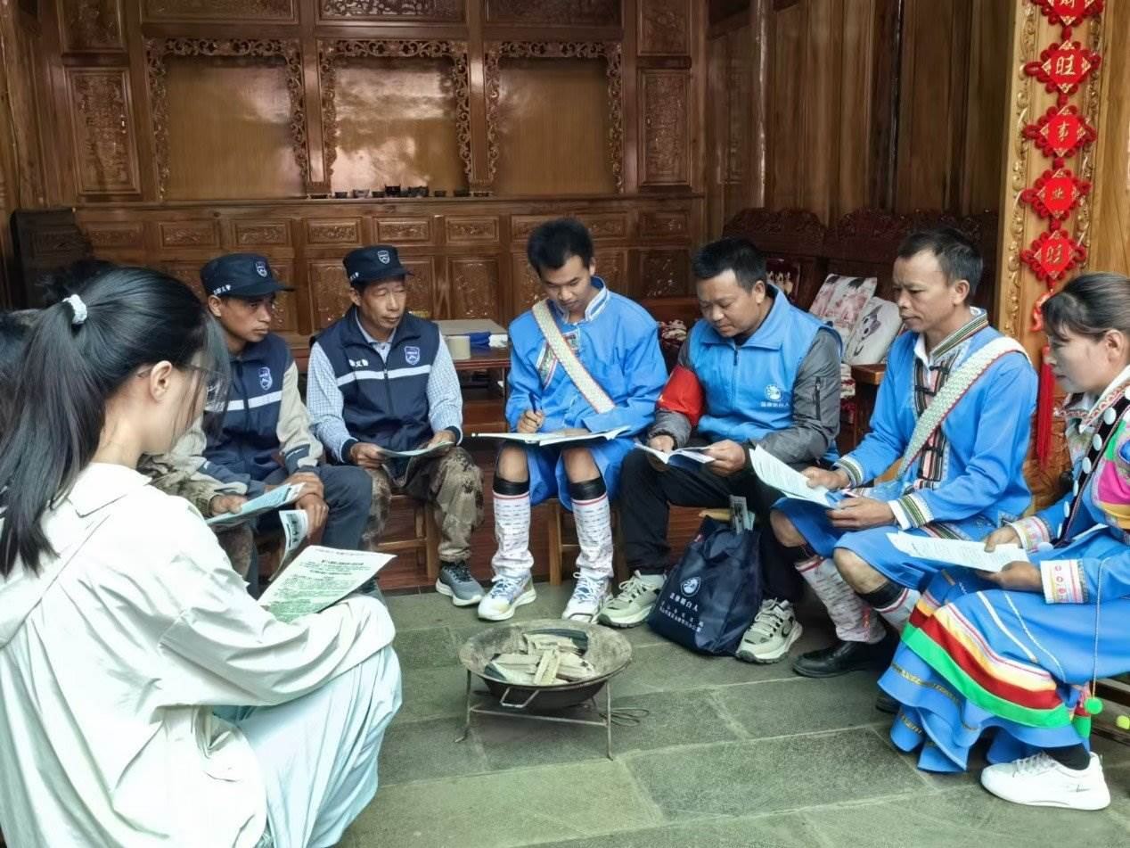 騰沖市猴橋鎮(zhèn)猴橋村國門新村舉辦火塘會。人民網(wǎng)記者 孝金波攝