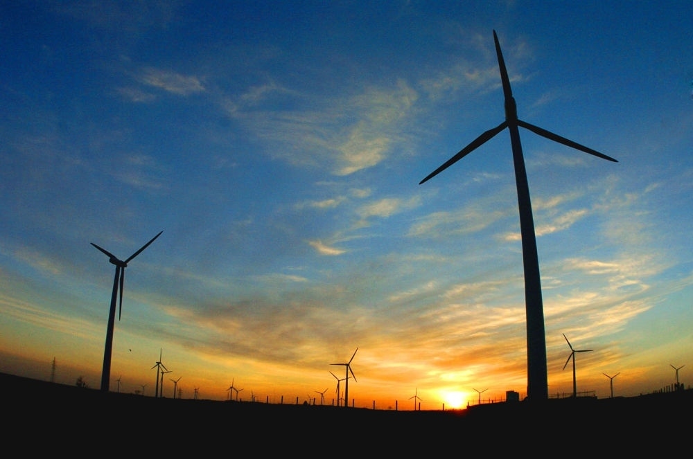 2005年，吉林省白城市通榆縣境內(nèi)幾十部風(fēng)力發(fā)電機(jī)組在工作。新華社發(fā)