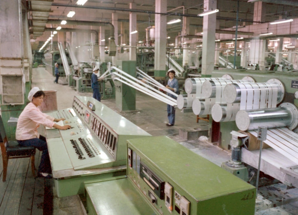 1981年，東北遼陽(yáng)石油化學(xué)纖維廠抽絲車間一角。新華社發(fā)