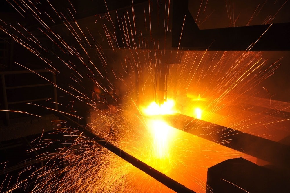 2015年3月10日，東北特鋼集團(tuán)大連基地生產(chǎn)的合金鋼連鑄坯進(jìn)行定尺切割。新華社發(fā)