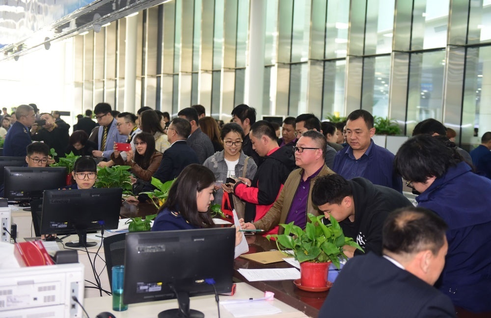 2017年4月10日，中國(guó)（遼寧）自由貿(mào)易試驗(yàn)區(qū)沈陽(yáng)片區(qū)揭牌當(dāng)日，眾多企業(yè)咨詢注冊(cè)。新華社記者楊青攝