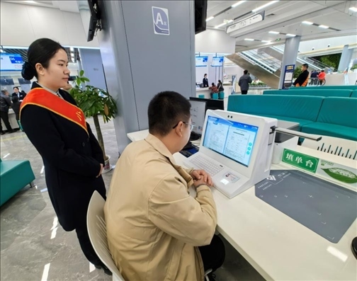 市民用電子范例填單臺錄入信息。人民網(wǎng)記者 周雯攝