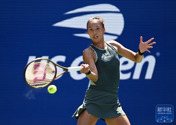 鄭欽文在比賽中回球。新華社記者 李睿 攝