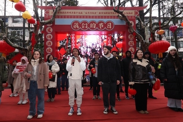 “熊貓叨叨”團(tuán)隊(duì)參加上海四平社區(qū)“元宵行街會(huì)”。