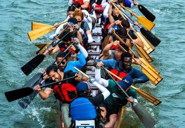 “熊貓叨叨”團(tuán)隊(duì)參加龍舟比賽。