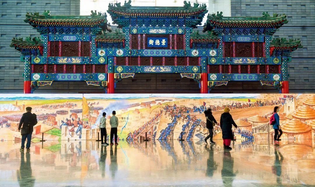 △2022年1月，觀眾在首都博物館參觀“穿越時空的大運(yùn)河”數(shù)字影像展。
